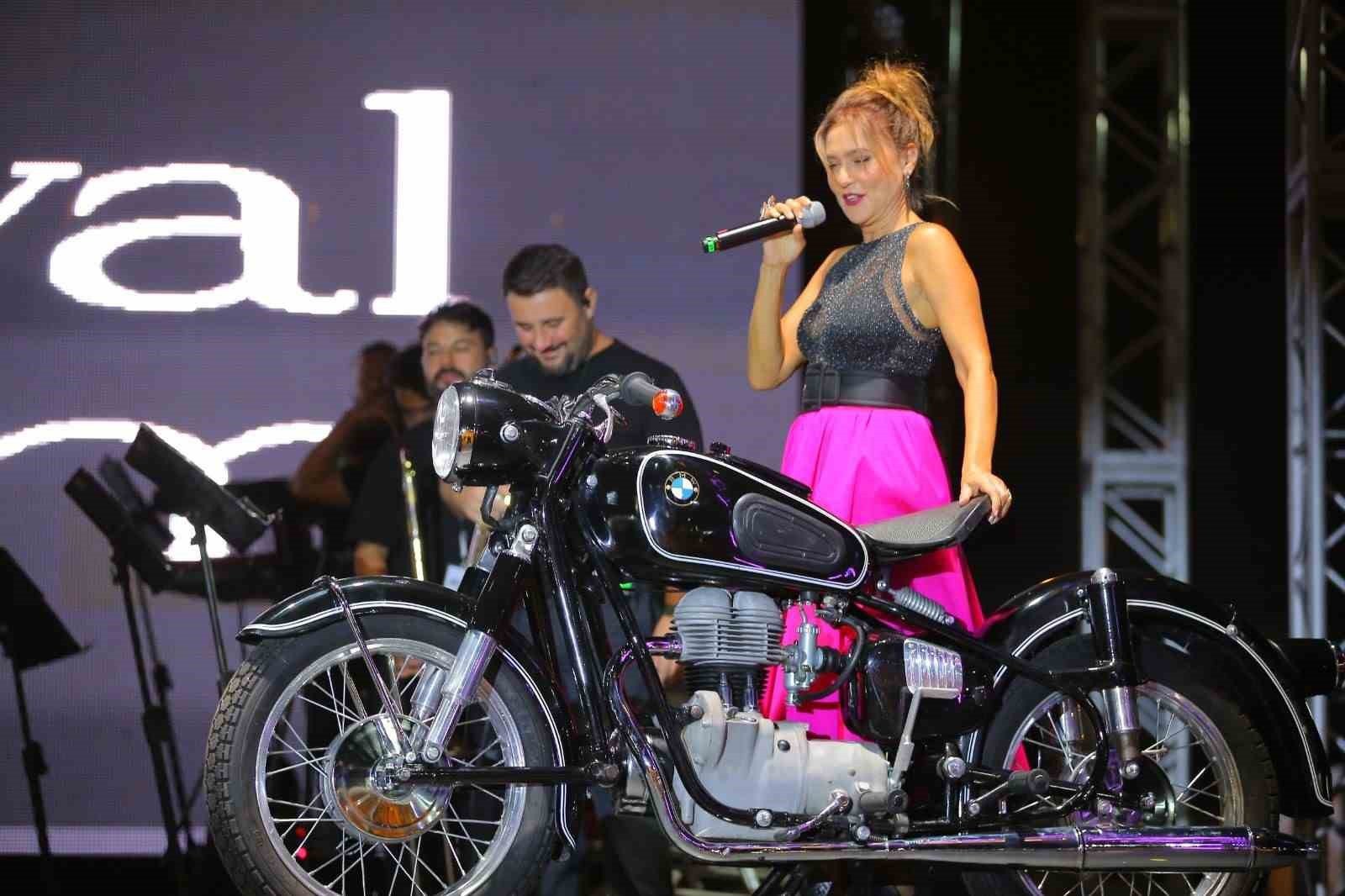 Şevval Sam, MotoFest Sahnesinde Motoruyla Fırtına Estirdi!

