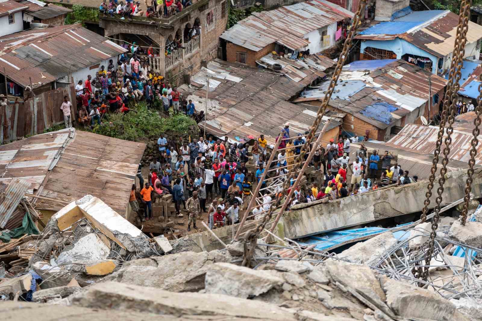 Sierra Leone’nin başkenti Freetown’da 7 katlı bir binnın çökmesi sonucu