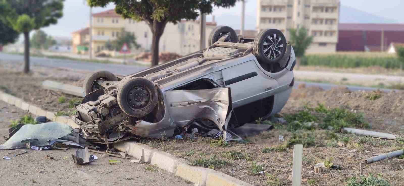 Afyonkarahisar'da Mucize Kurtuluş: Takla Atan Araçtan Sağ Çıktılar!
