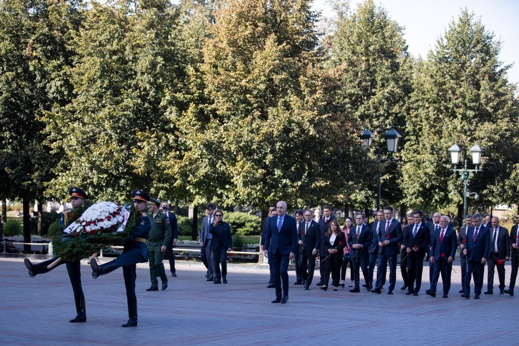 TBMM Başkanı Numan Kurtulmuş, Rusya’nın başkenti Moskova’da, Kremlin’deki Meçhul Asker