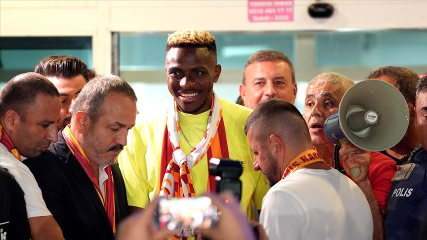 Galatasaray’ın geçici transferi için görüşmelere başladığı Nijeryalı santrfor Victor Osimhen,