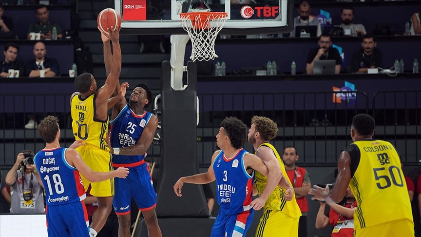 Fenerbahçe Beko’yu 83-82’lik skorla mağlup eden Anadolu Efes, basketbolda 37.