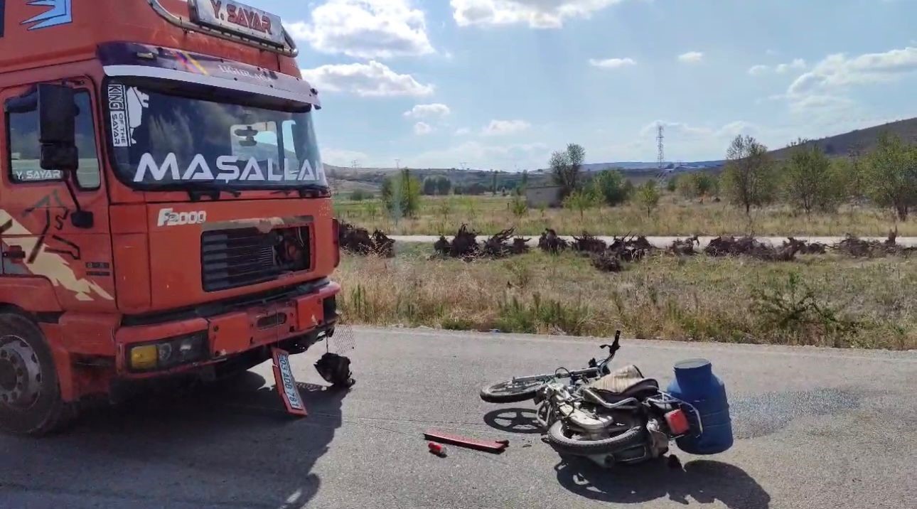Afyonkarahisar’ın Bolvadin ilçesi yakınlarında, bir motosiklet ile tırın çarpışması sonucunda