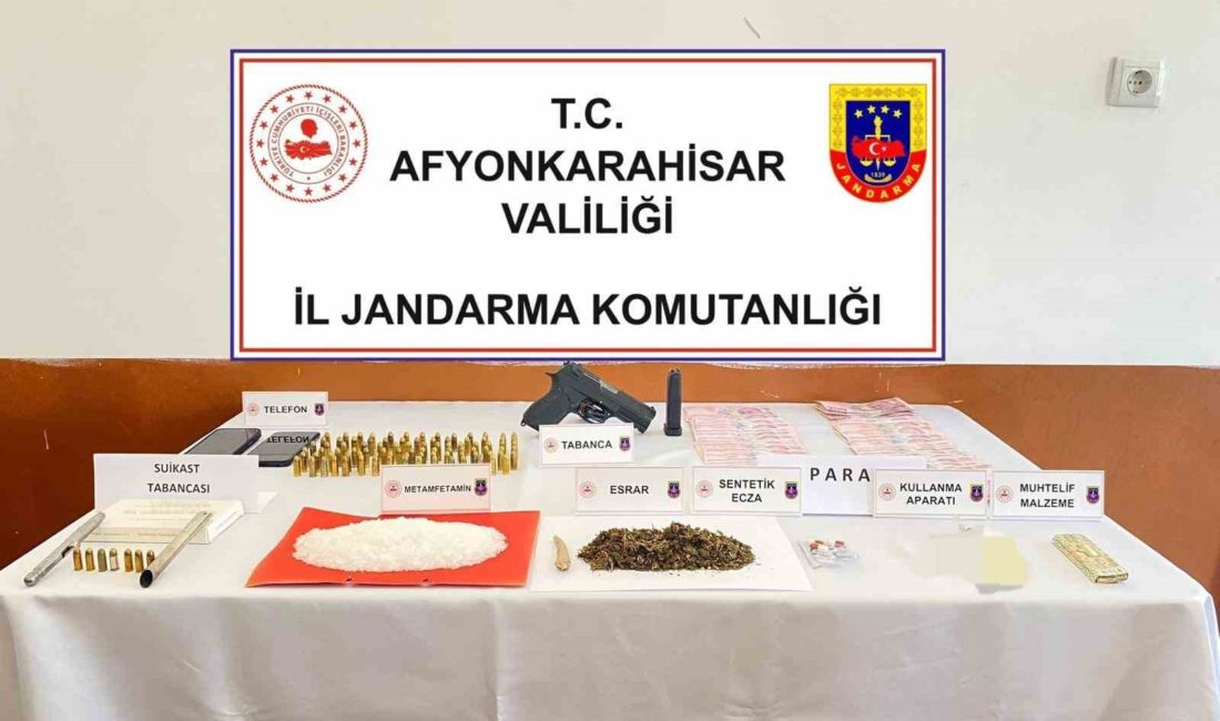 Antalya’dan getirdikleri uyuşturucuyu Afyonkarahisar’da satmak isteyen 2 şahıs jandarmanın operasyonu