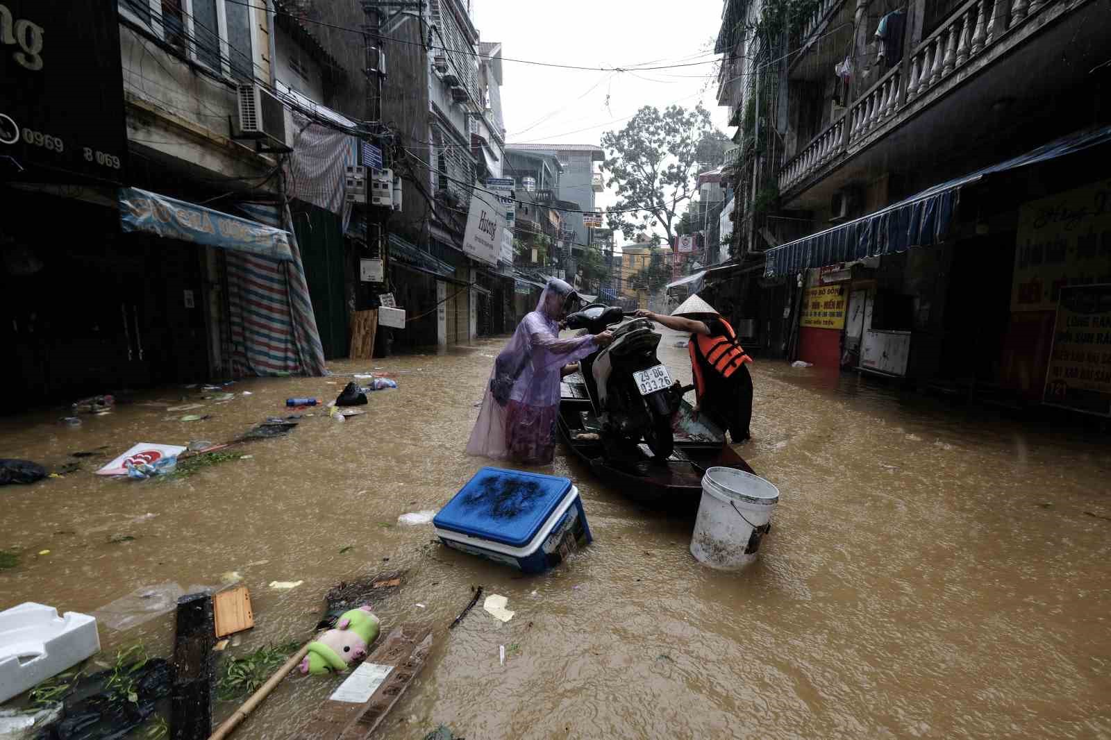 Vietnam’ı vuran Yagi Tayfunu’nun yol açtığı sel ve heyelanda hayatını