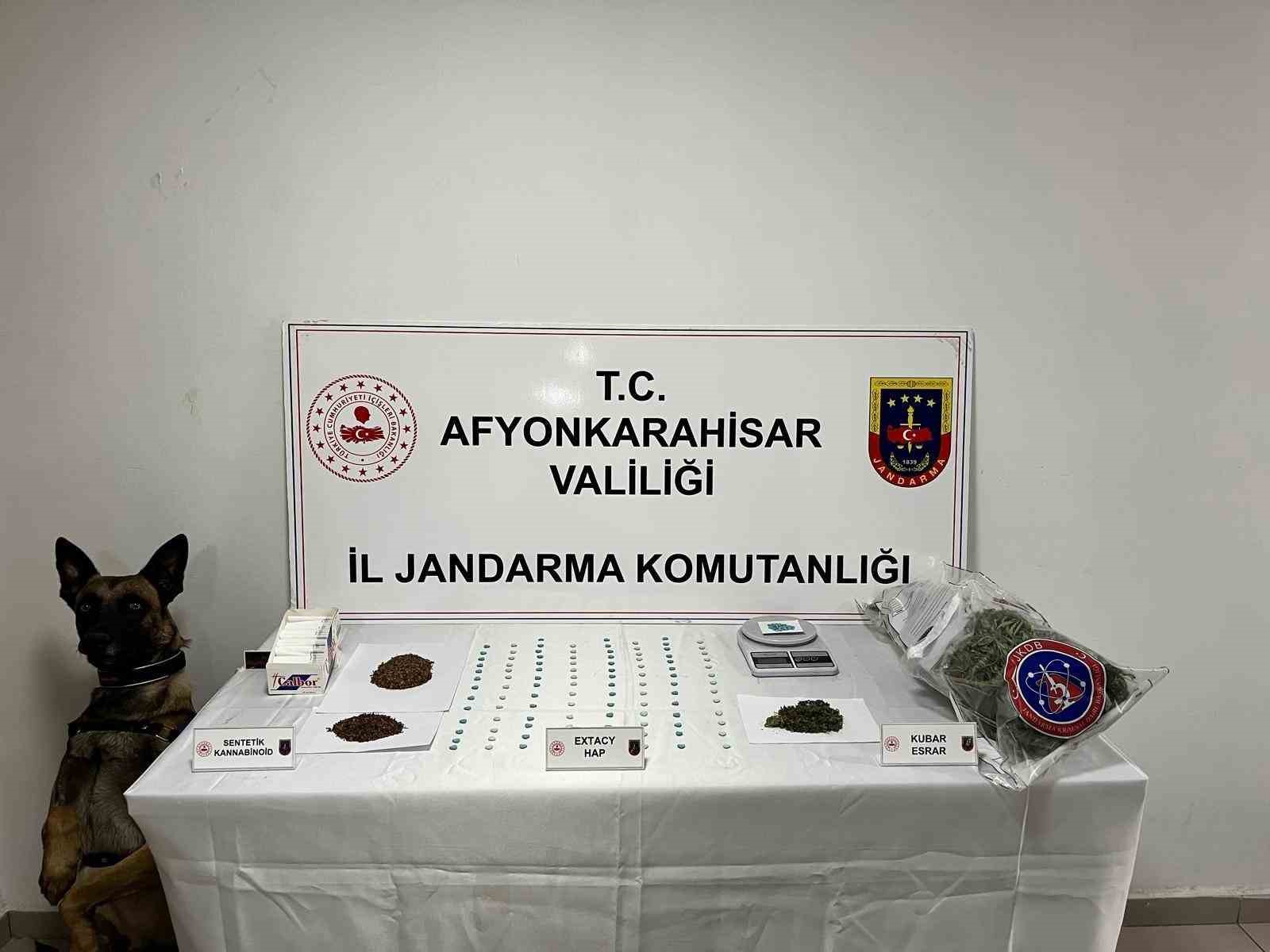 "Zehir Deposu Evde Yakalandı: Afyonkarahisar'da Jandarma'dan Uyuşturucu Baskını!"
