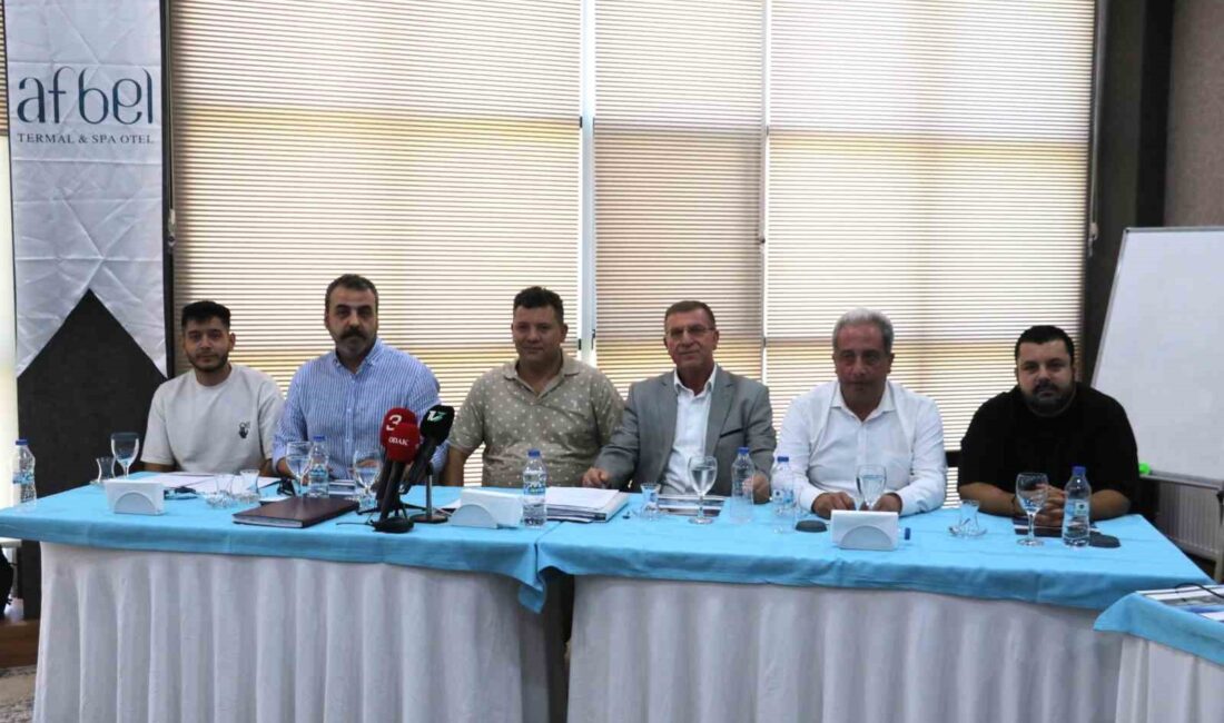 Afyonspor Kulübü Başkanı Niyazi Ertaş ve yönetimi takımın sportif anlamda