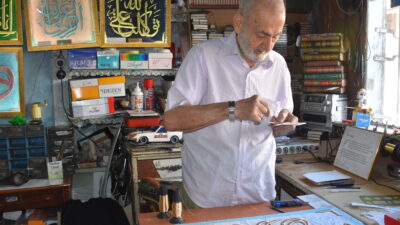 Afyonkarahisar'da yaşayan 83 yaşındaki emekli Ali İhsan Kocaçay, minyatür cami