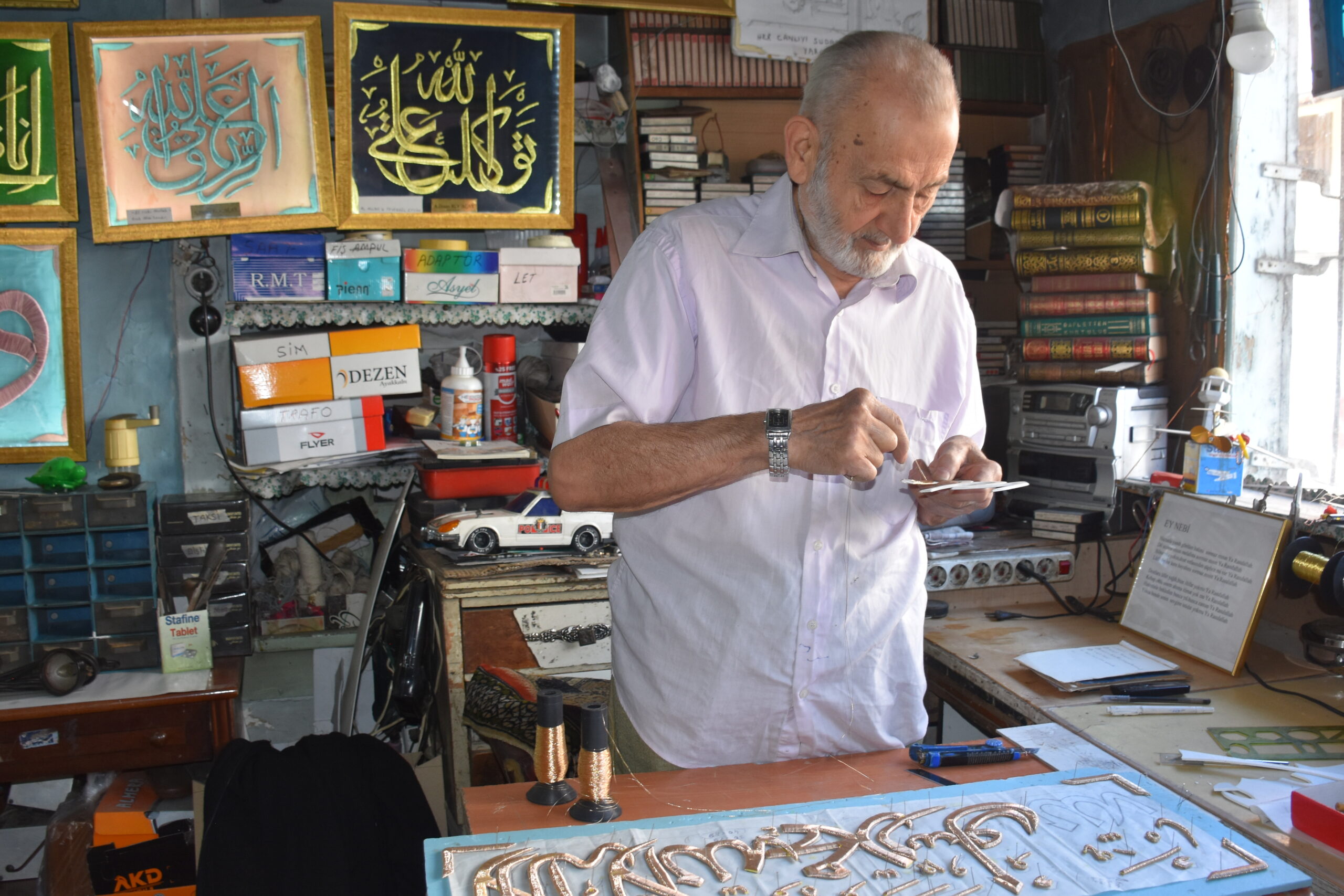 Afyonkarahisar'da yaşayan 83 yaşındaki emekli Ali İhsan Kocaçay, minyatür cami