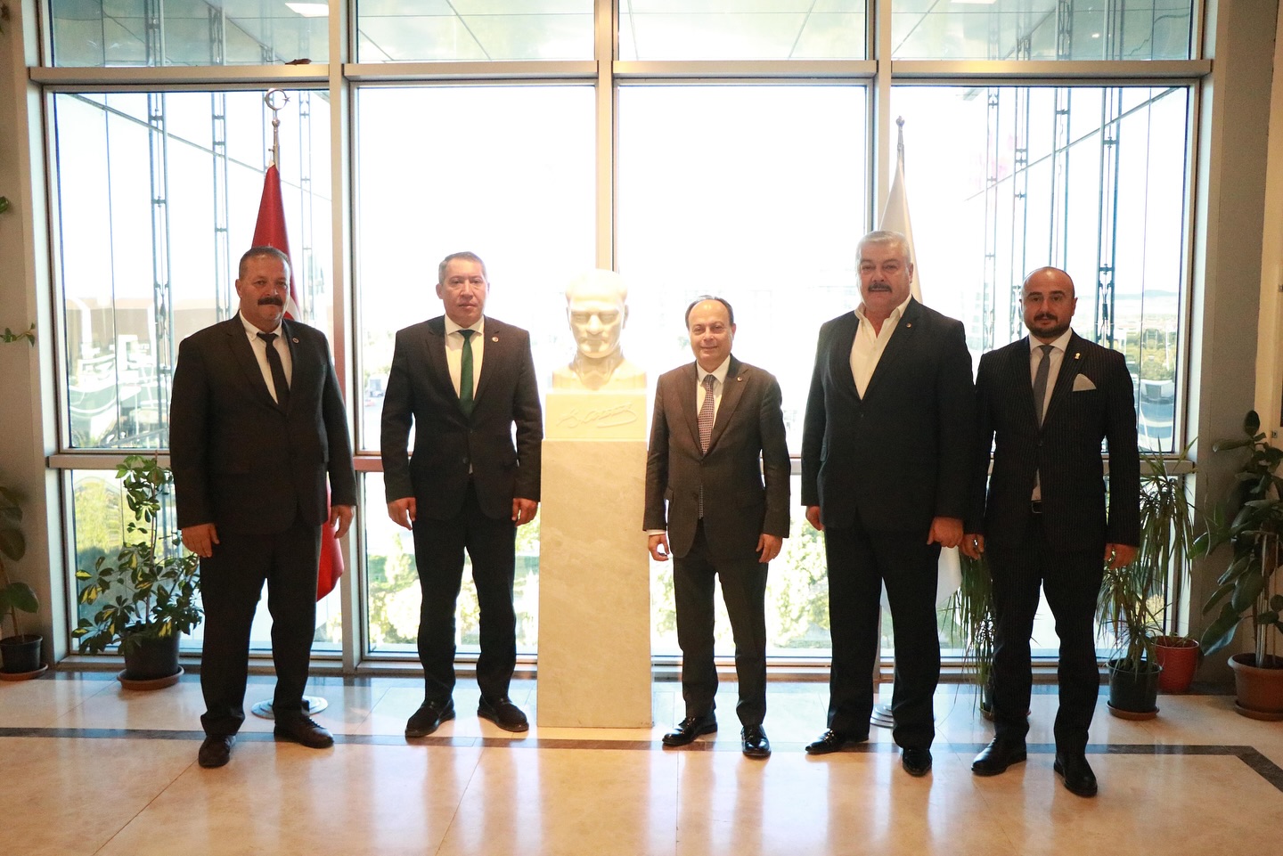 Ziyaret turlarına devam eden Dinar Belediye Başkanı Veysel Topçu ve