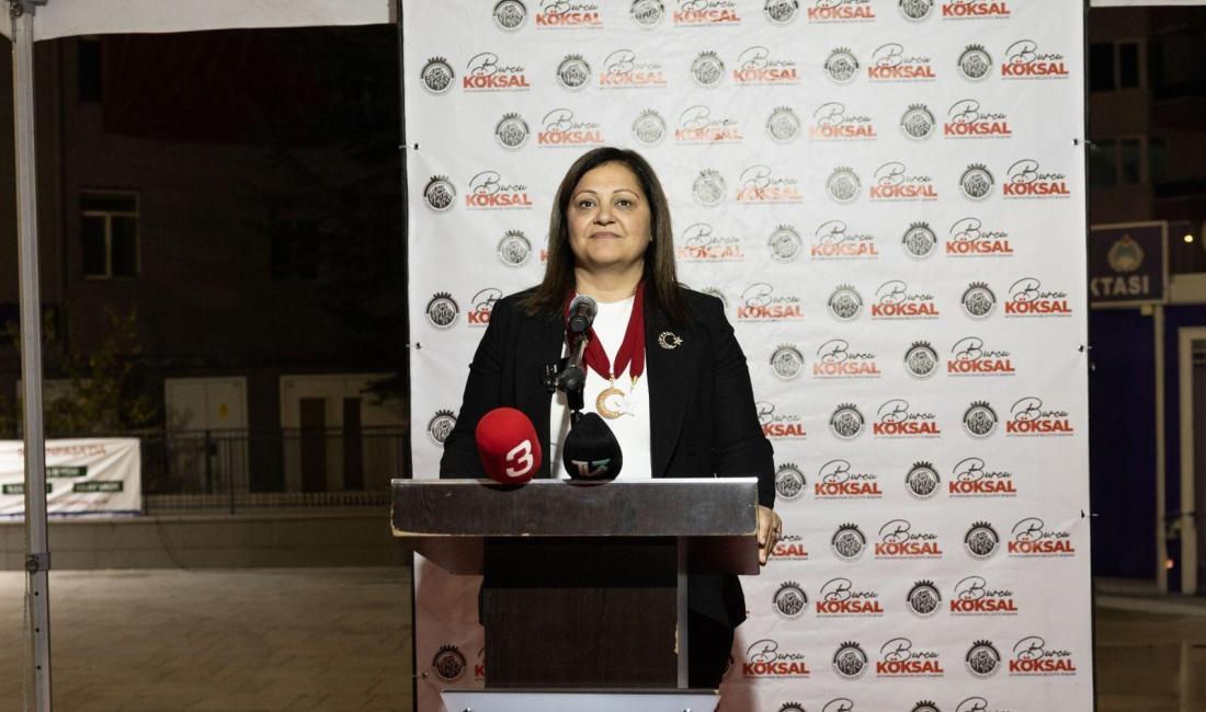 Afyonkarahisar’da binlerce kişi fener alayında buluştu. Ellerinde Türk bayrakları ve