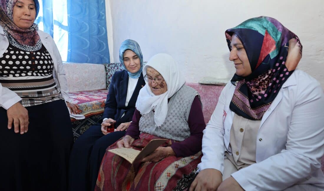 
Afyonkarahisar Valisi Kübra Güran Yiğitbaşı, 89 yaşındaki Şerife Temel'e ziyarette