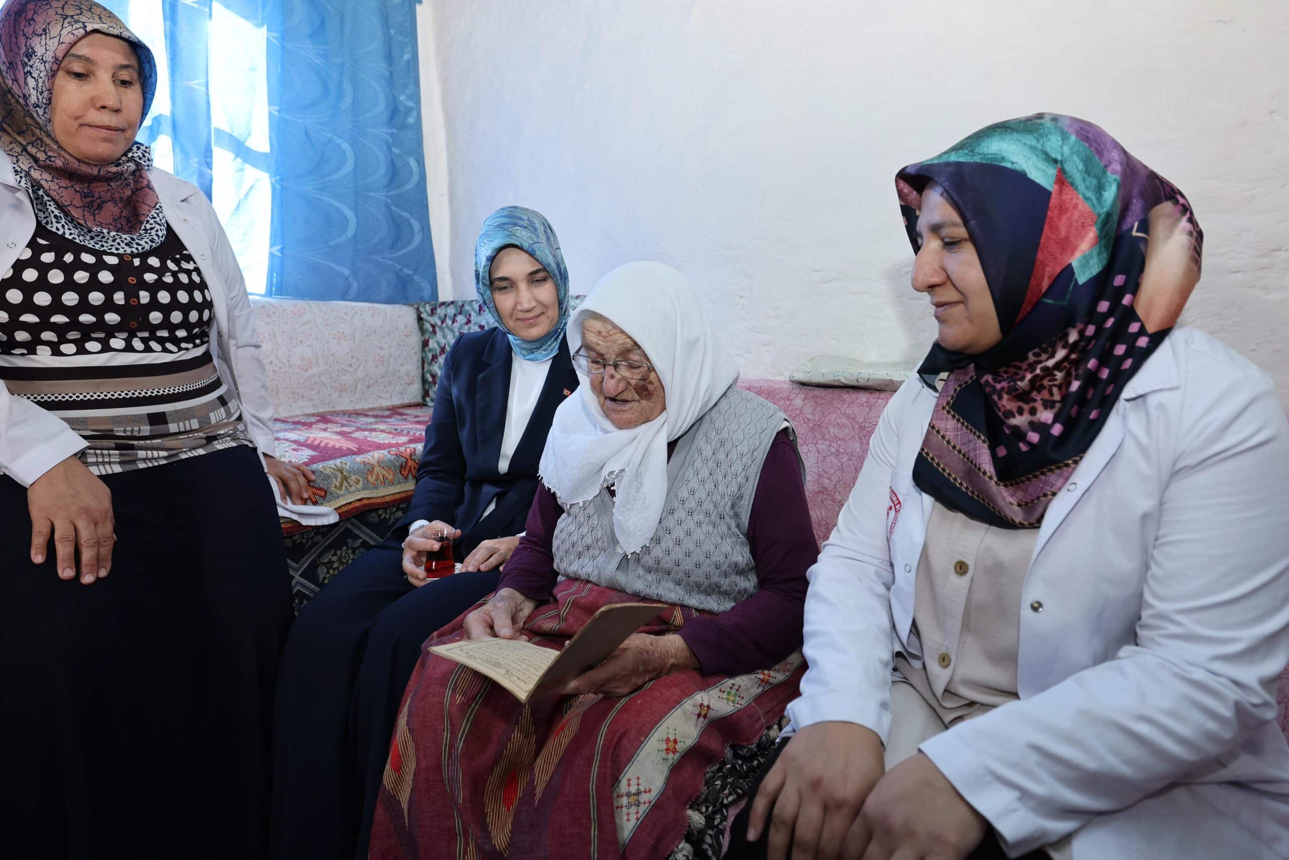 
Afyonkarahisar Valisi Kübra Güran Yiğitbaşı, 89 yaşındaki Şerife Temel'e ziyarette