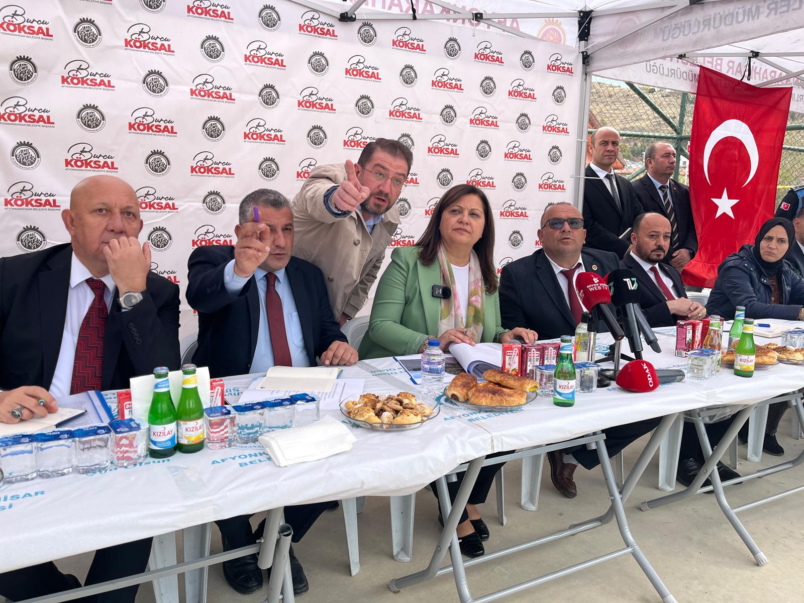 Hasan Karaağaç Mahallesi’nde yaşayan vatandaşları ziyaret eden Afyonkarahisar Belediye Başkanı