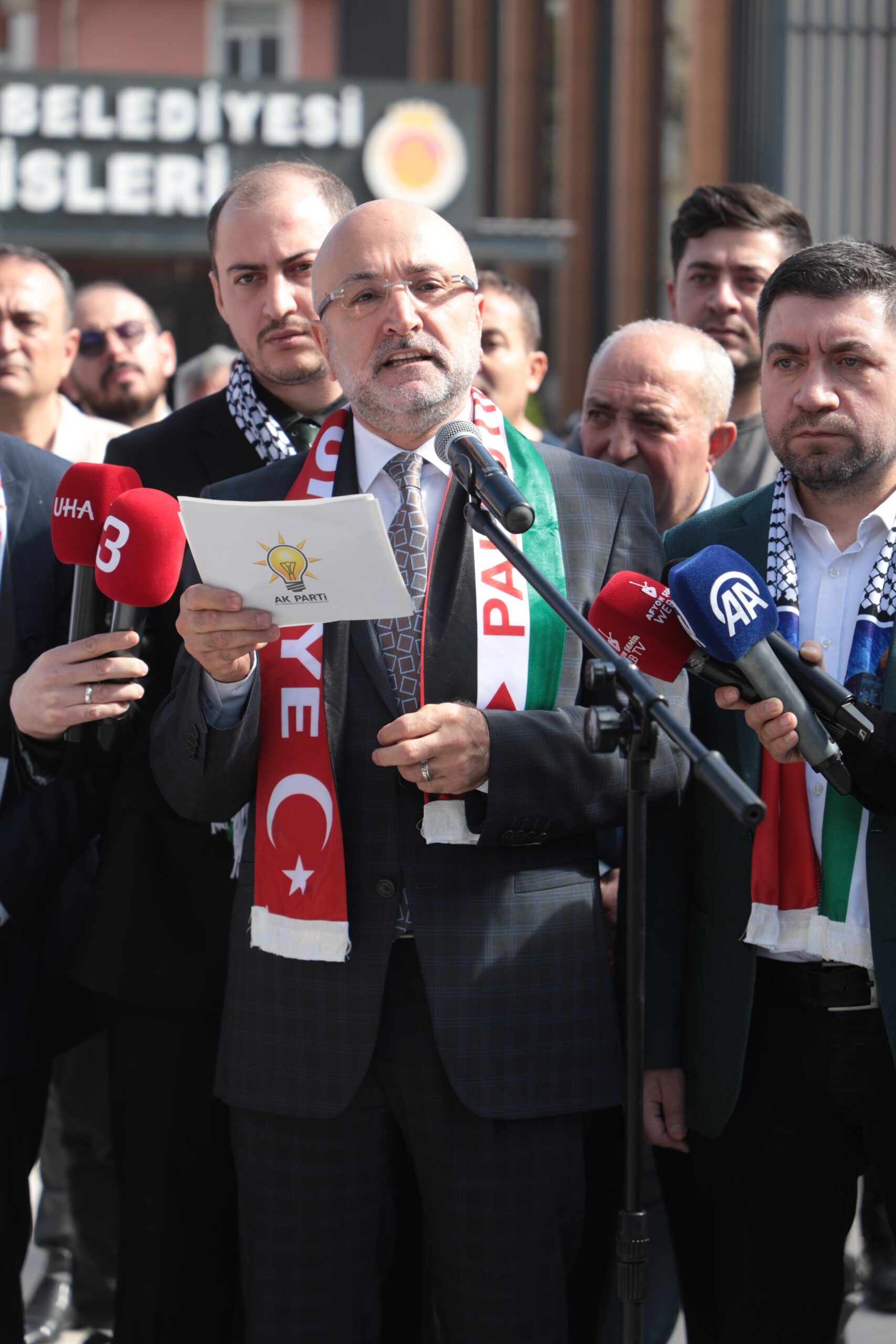 AK Parti Afyonkarahisar Milletvekili İbrahim Yurdunuseven, partisinin düzenlediği basın açıklamasında