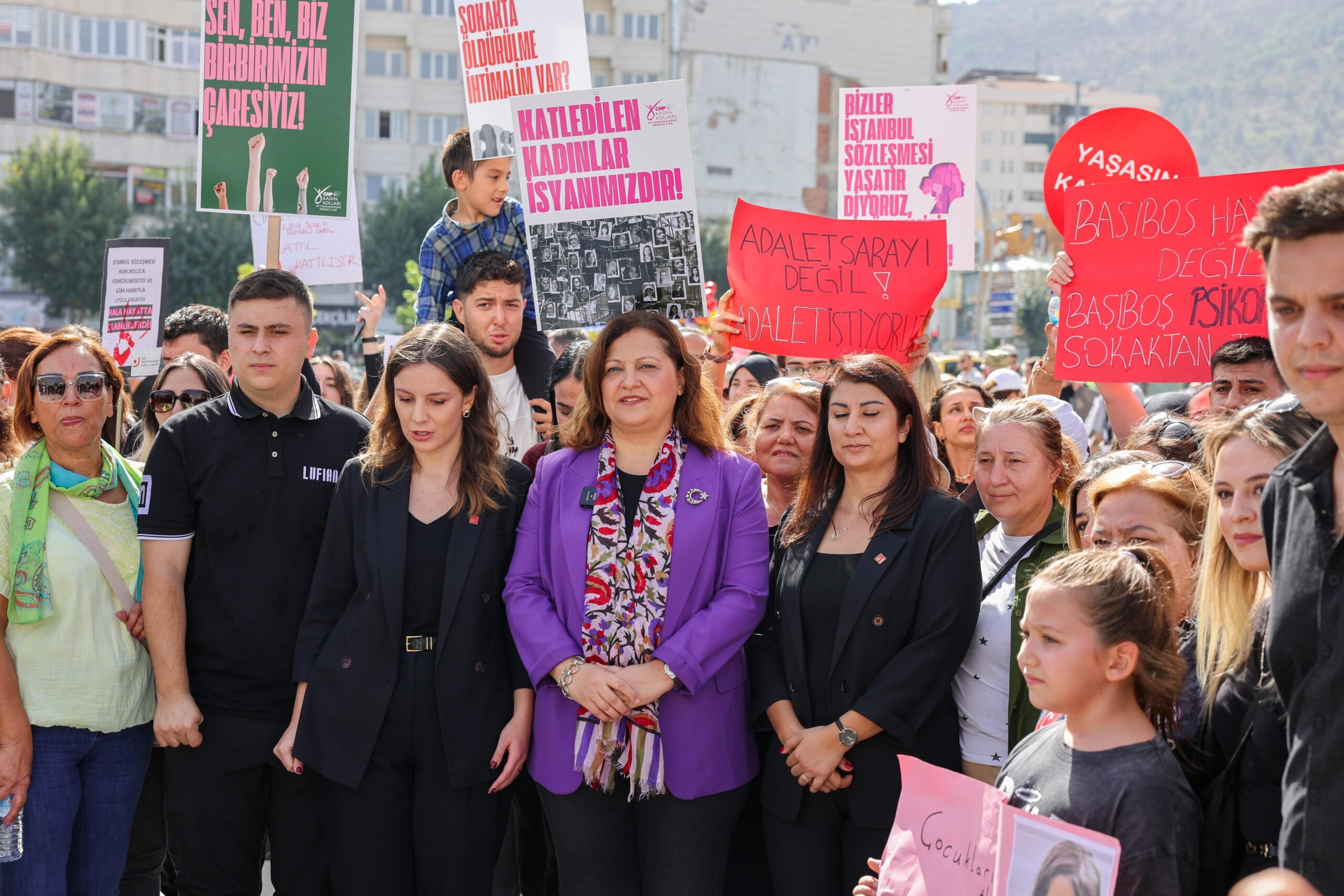 Afyonkarahisar’da düzenlenen Yaşam Yürüyüşüne katılan Belediye Başkanı Burcu Köksal, yaptığı