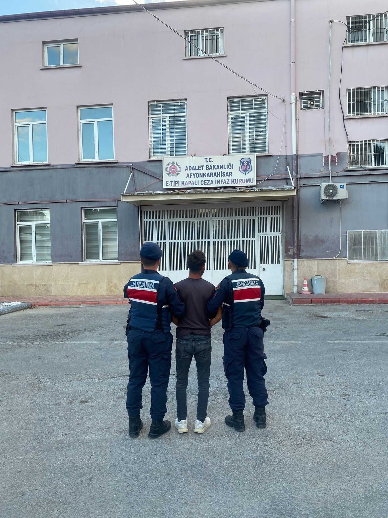 Afyonkarahisar’da 14 yıl hapis cezasıyla aranan şahıs jandarmanın başarılı takibi