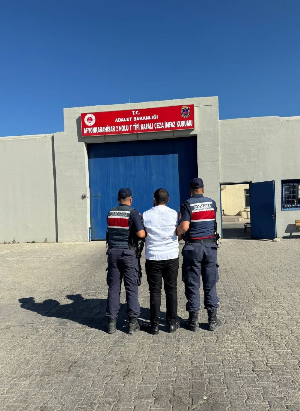 Afyonkarahisar’da 18 ayrı suç kaydı bulunan ve 14 yıl 10