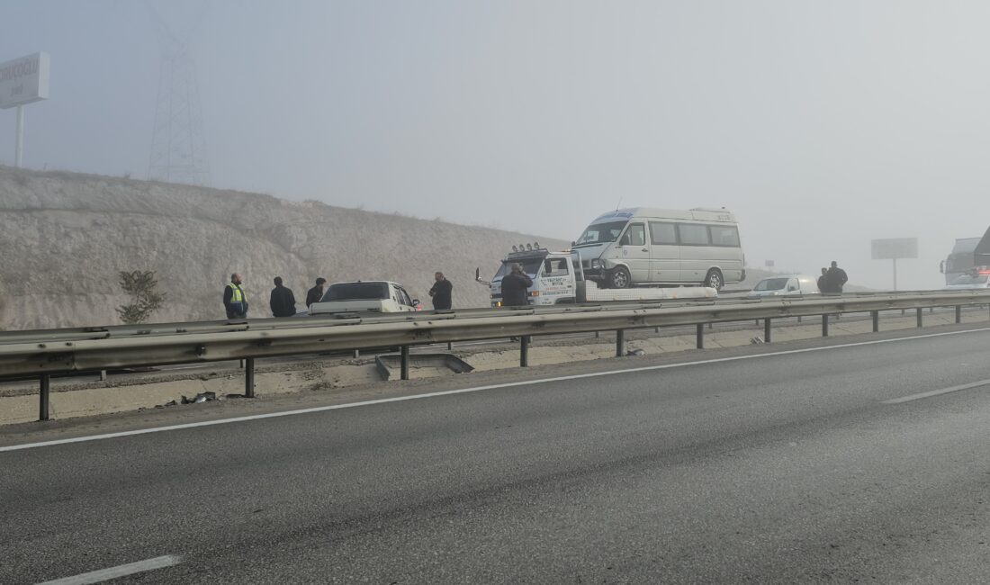 Afyonkarahisar’da sabah saatlerinde meydana gelen sis, trafiği olumsuz etkiledi. Sis