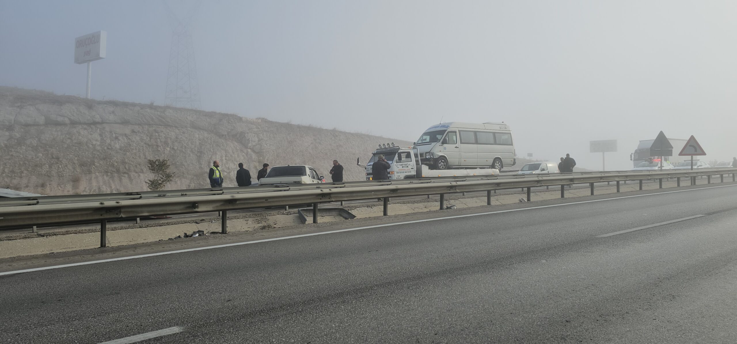 Afyonkarahisar’da sabah saatlerinde meydana gelen sis, trafiği olumsuz etkiledi. Sis