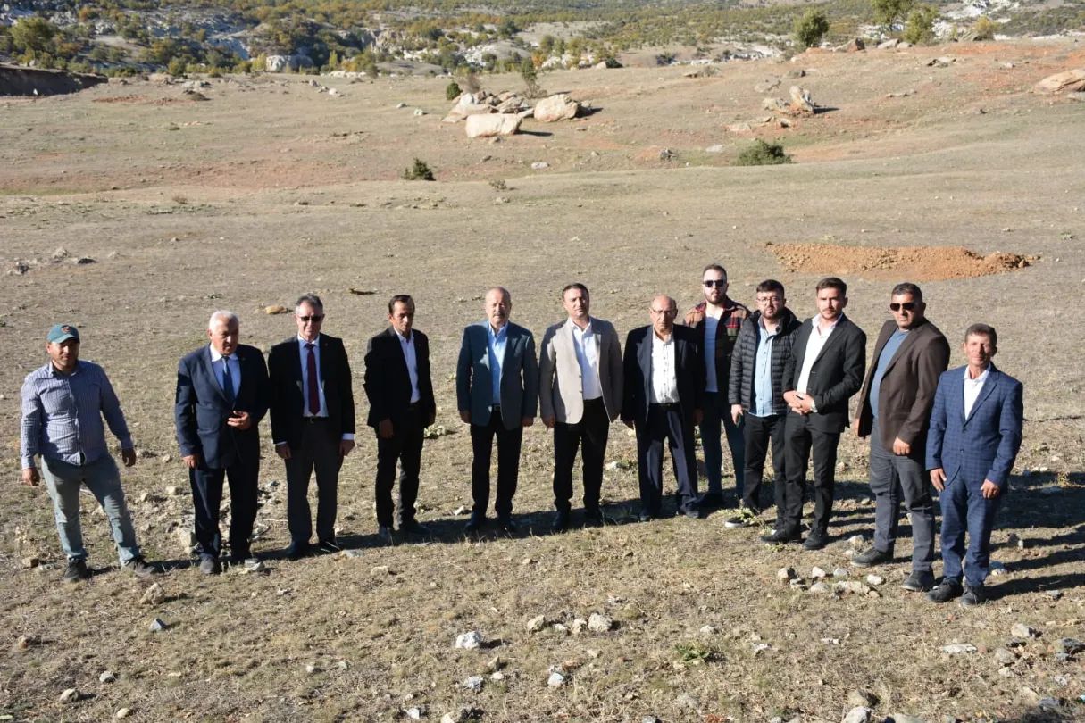 İhsaniye’nin Ayazini Köyü’nde yöre halkı ile bir araya gelen Milliyetçi