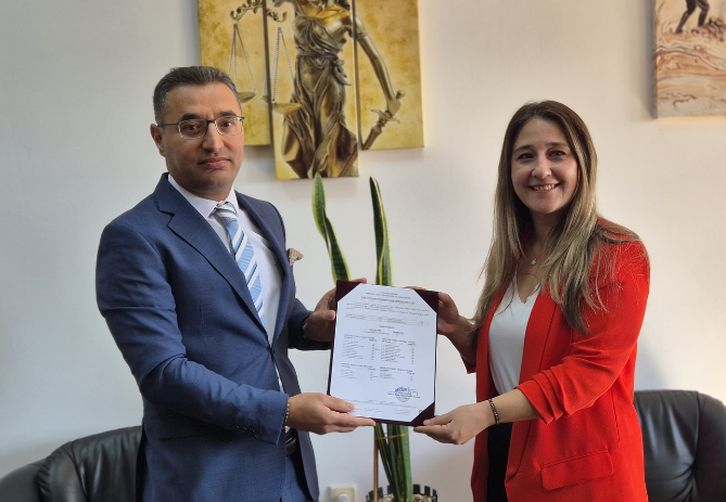 Afyonkarahisar Barosu Başkanlığına seçilen İpek Yılmaz Göktürk, mazbatasını alarak görevine