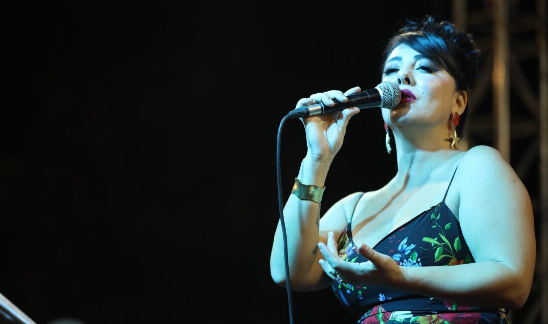 Antalya Büyükşehir Belediyesi’nin düzenlediği Antikacılar ve Nostalji Festivaline Antalyalılar akın