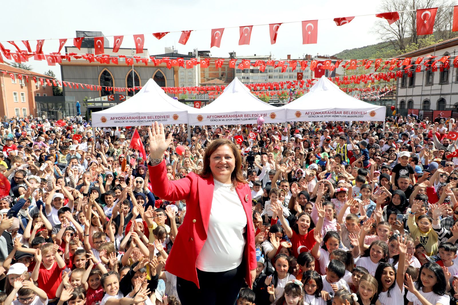 Afyonkarahisar Belediye Başkanı Burcu Köksal, 29 Ekim Cumhuriyet Bayramı dolayısıyla
