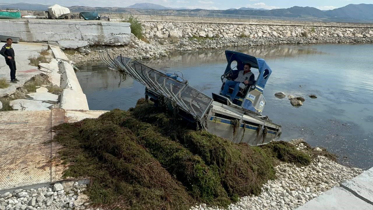 Türkiye’nin dördüncü büyük gölü Eğirdir Gölü’nde, kötü görüntülere ve kokuya