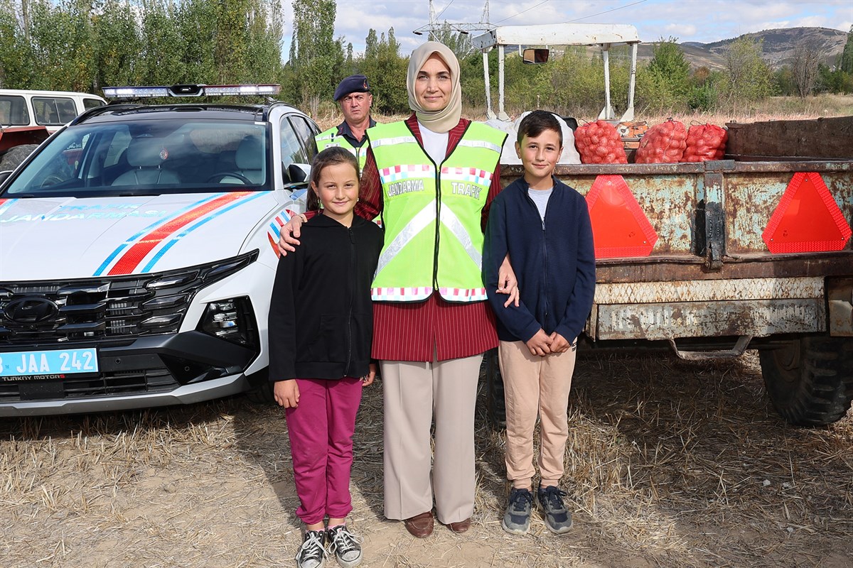 
İl Jandarma Komutanlığı ekipleri sürücüleri bilgilendirmeye devam ediyor. Vali Doç.