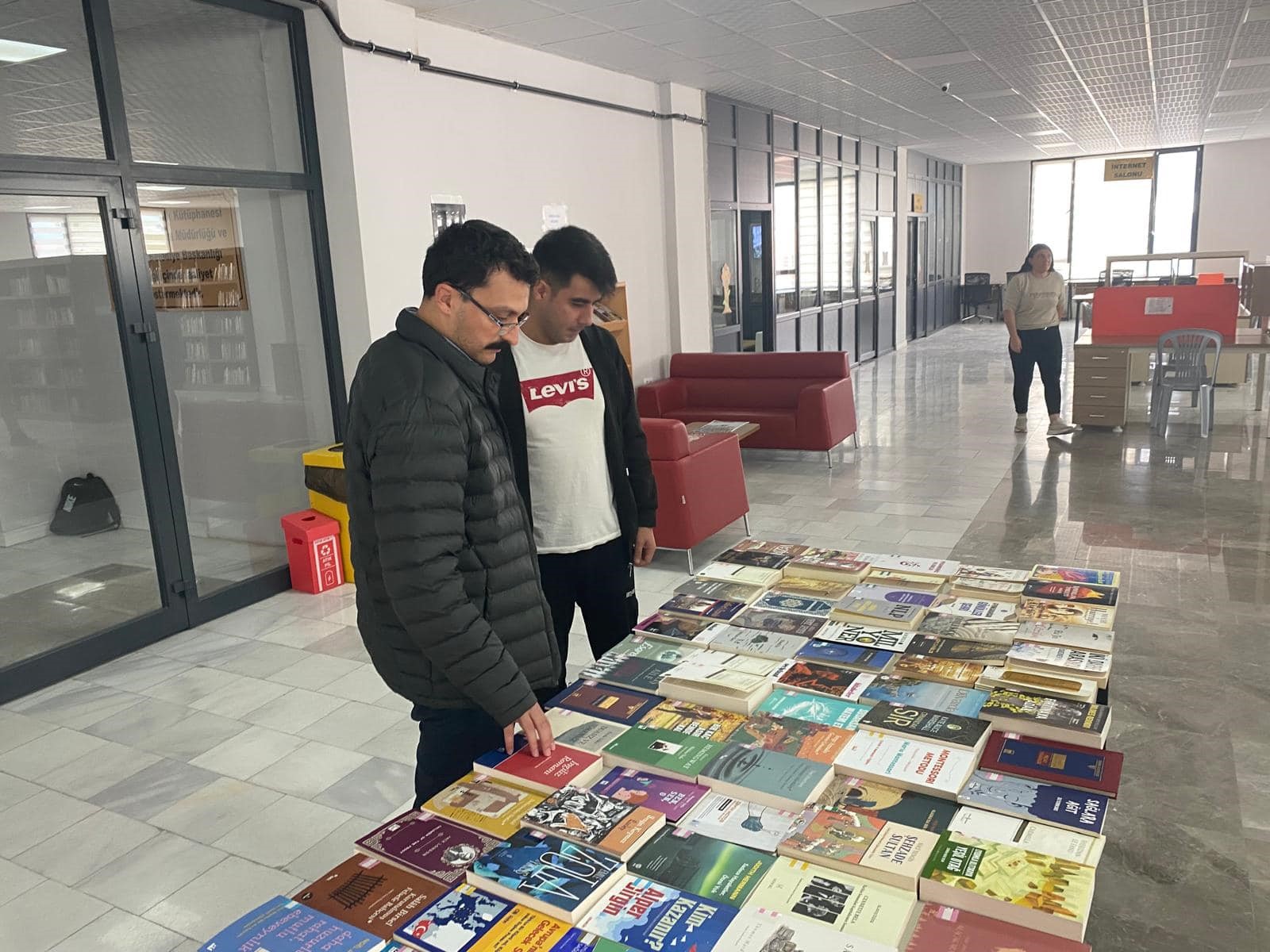  Afyonkarahisar Emirdağ Kaymakamlığından yapılan açıklamada, Halk Kütüphanesi’nin her gün 08.30-23.00