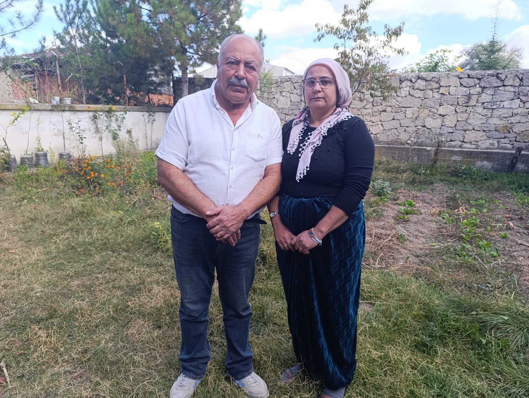 Afyonkarahisar’da aile dostları tarafından bahçelerine kimyasal madde dökülen çift hastanelik