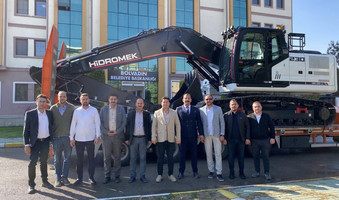 Bolvadin Belediye Başkanı Derviş Aynacı, OEDAŞ Müdürü Cafer Demir’i makamında