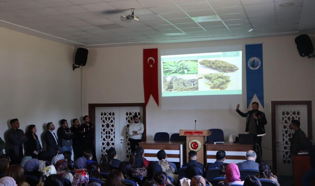 Afyonkarahisar’ın Emirdağ ilçesinde öğrenci ve velilere uyuşturucu ile mücadele konusunda