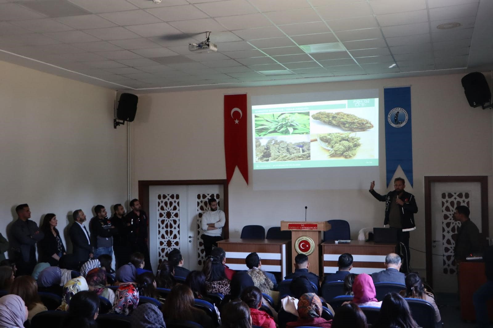 Afyonkarahisar’ın Emirdağ ilçesinde öğrenci ve velilere uyuşturucu ile mücadele konusunda