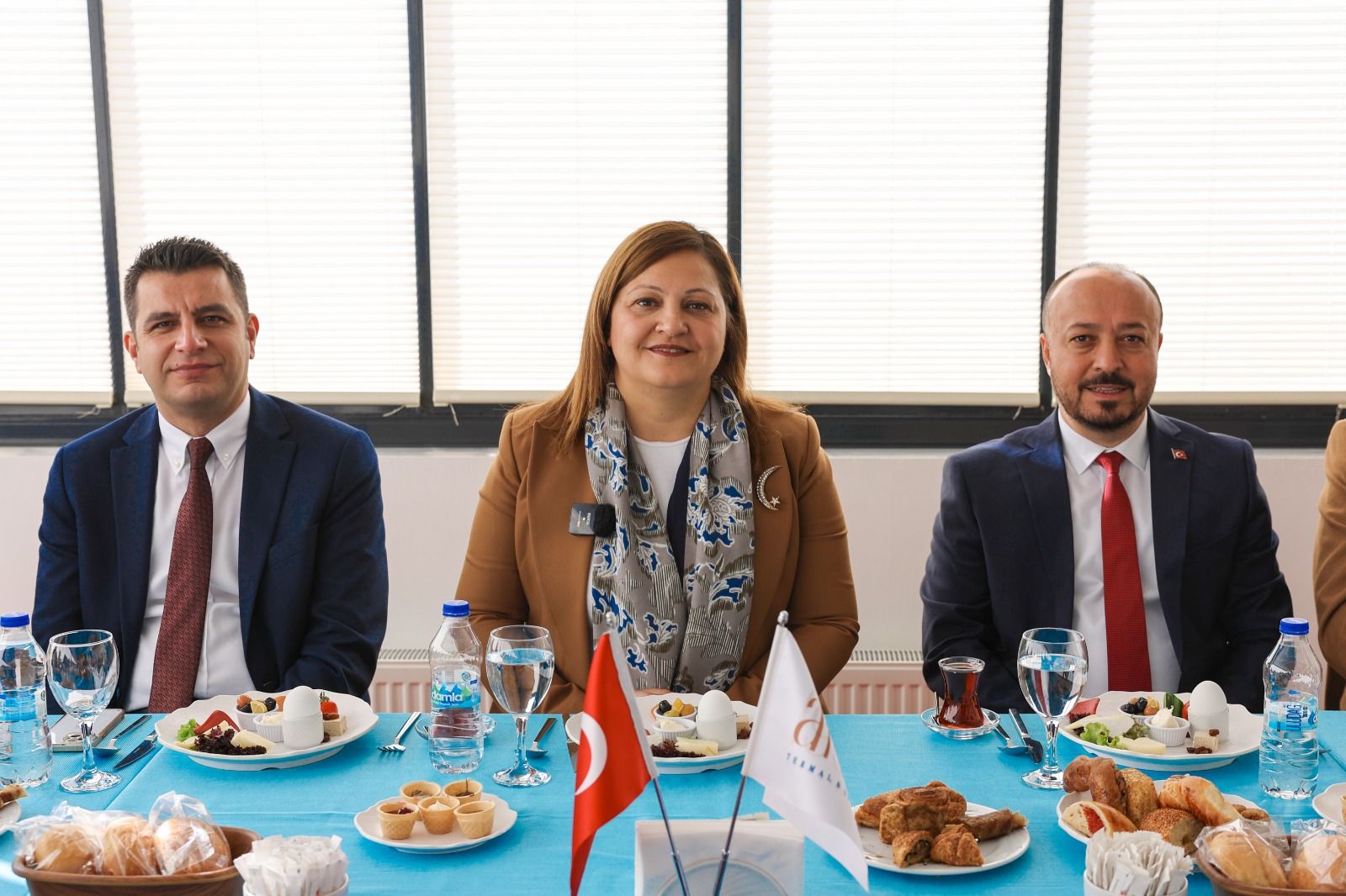 Muhtarlarla buluşan Afyonkarahisar Belediye Başkanı Burcu Köksal, halk ekmek büfelerinde
