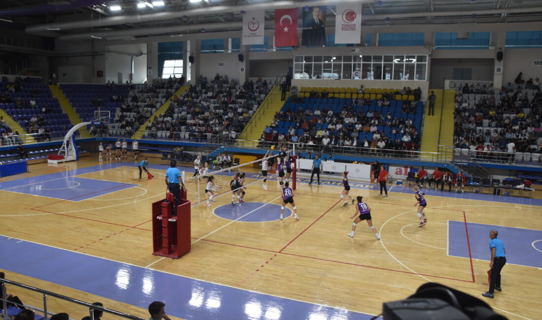 Afyon Belediye Yüntaş Voleybol Takımı Kaptanı Tuğçe Dalan ve Karabük