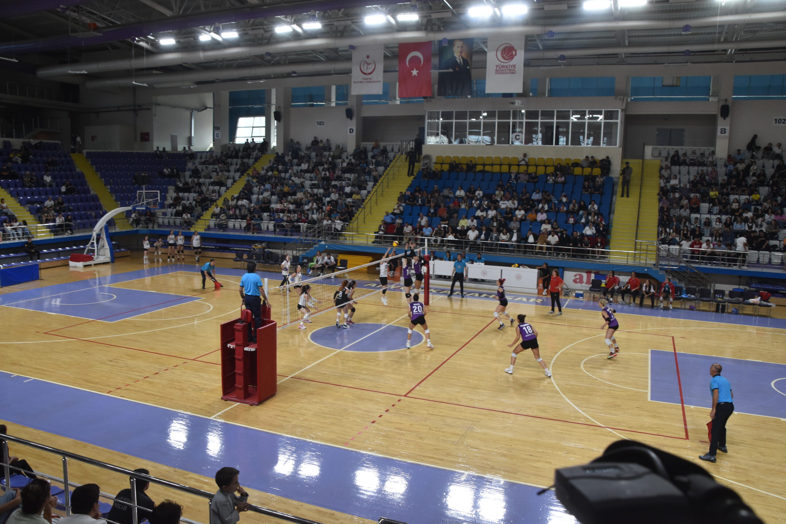 Afyon Belediye Yüntaş Voleybol Takımı Kaptanı Tuğçe Dalan ve Karabük