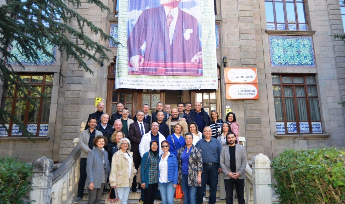 Afyon Lisesi'nin 1993 yılı mezunları, eğitim gördükleri okul sıralarında 31