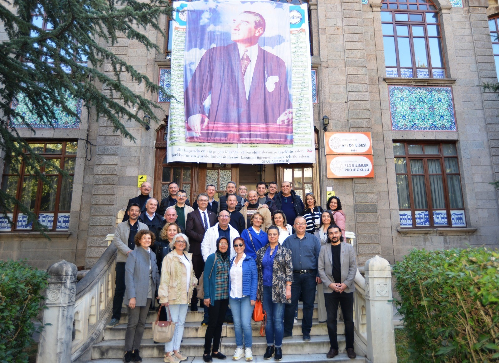 Afyon Lisesi'nin 1993 yılı mezunları, eğitim gördükleri okul sıralarında 31