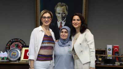 Manisa’nın Turgutlu ilçesinde içi para dolu çanta bulan temizlik işçisi