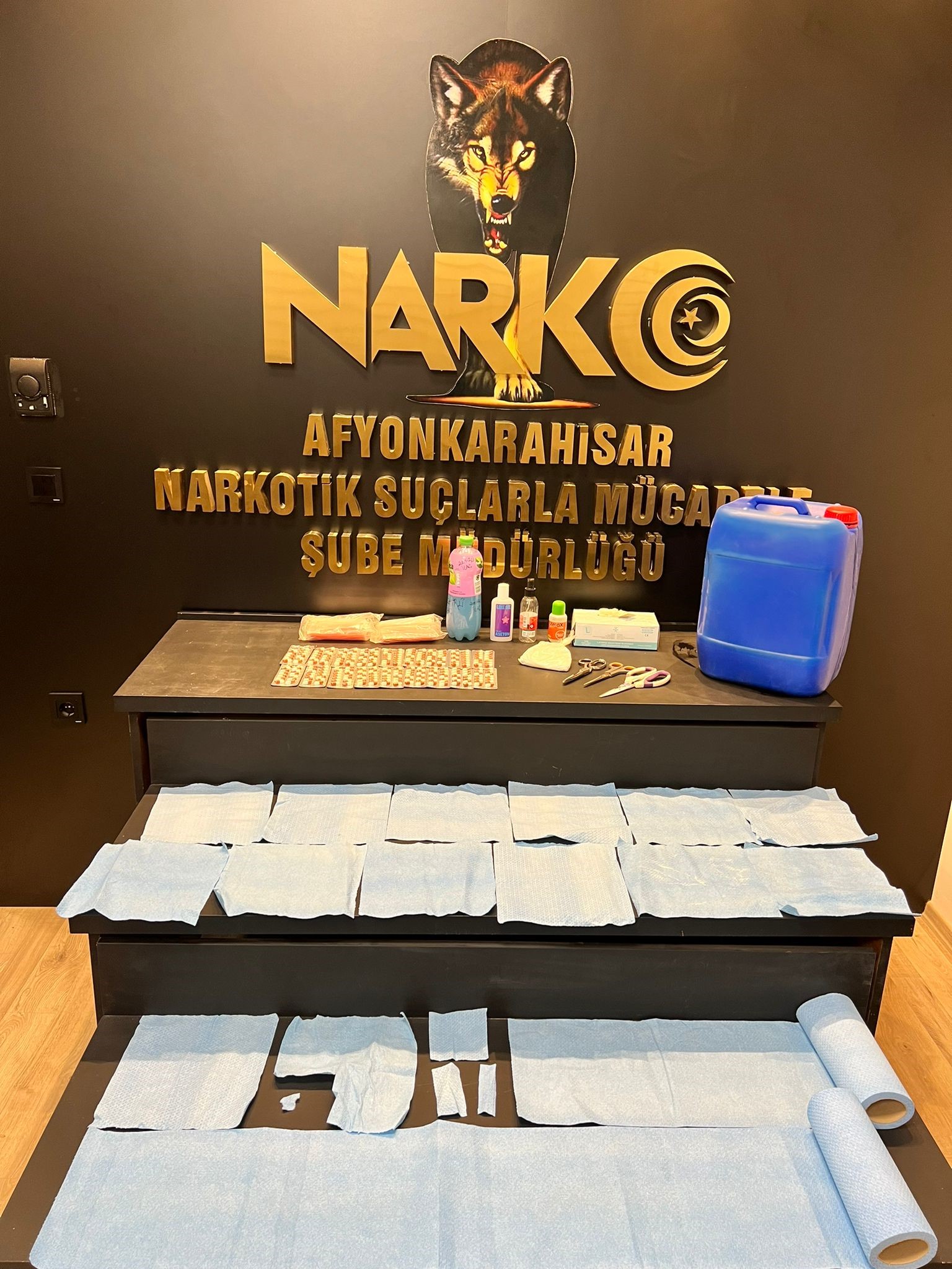 Afyonkarahisar’da polis tarafından uyuşturucu imalathanesine yapılan baskında gözaltına alınan 5