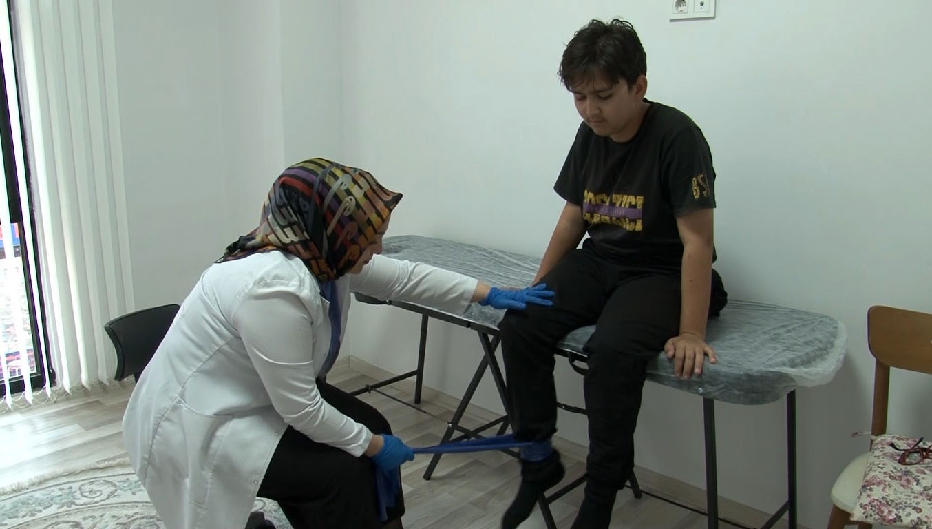 Fizyoterapist Nur Özkalay, fizik tedavi uygulamalarının kişinin hayat kalitesini artırdığını