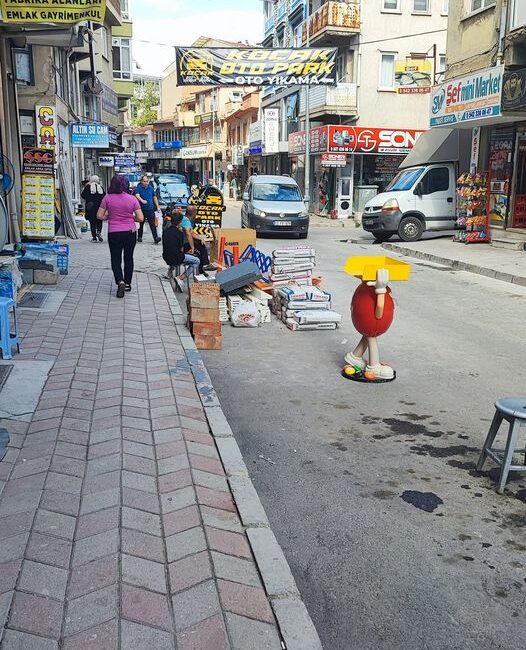 Afyonkarahisar'da bazı esnafların dükkanlarının önüne eşyalarını koyarak park alanlarını işgal