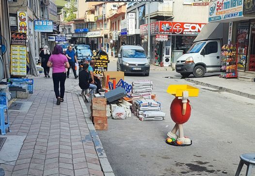 Afyonkarahisar'da bazı esnafların dükkanlarının önüne eşyalarını koyarak park alanlarını işgal