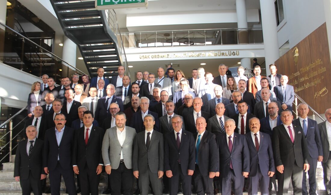 Dinar Belediye Başkanı Veysel Topçu, Uşak OSB Konferans Salonu’nda gerçekleştirilen