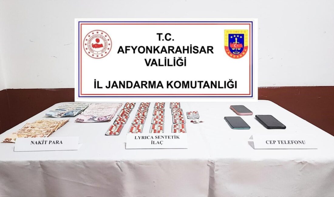 Uyuşturucu tacirlerine geçit yok Afyonkarahisar'da jandarma ekipleri Antalya’dan temin ettikleri uyuşturucu maddelerini Afyonkarahisar’a getiren