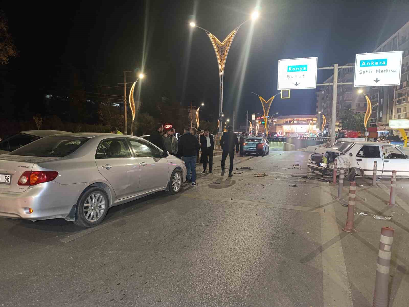 AFYONKARAHİSAR’DA KONTROLDEN ÇIKARAK KARŞI ŞERİDE GEÇEN TOFAŞ OTOMOBİLİN 4 ARACA