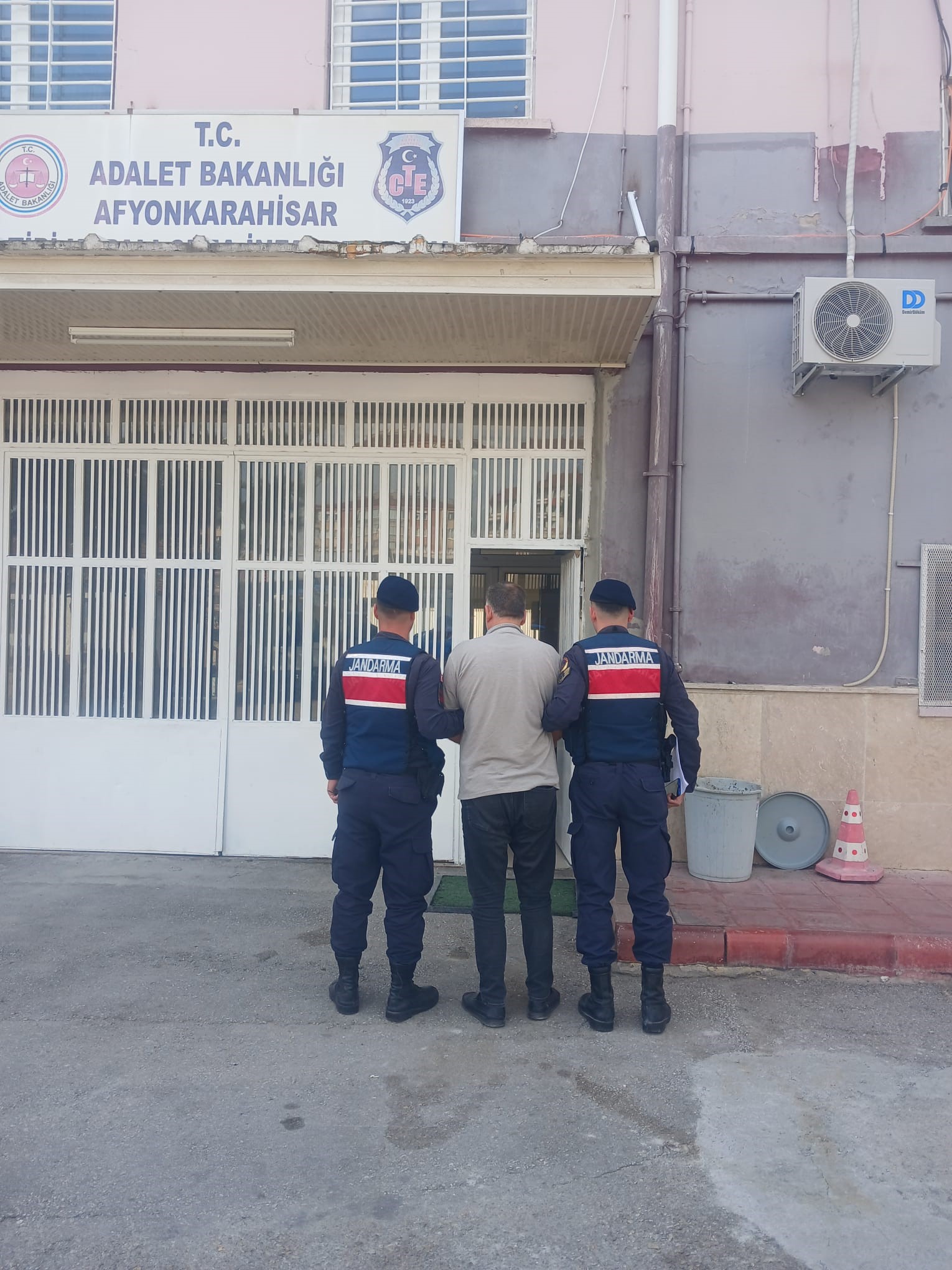 Afyonkarahisar’da çeşitli suçlardan aranan ve hakkında 12 yıl 10 ay