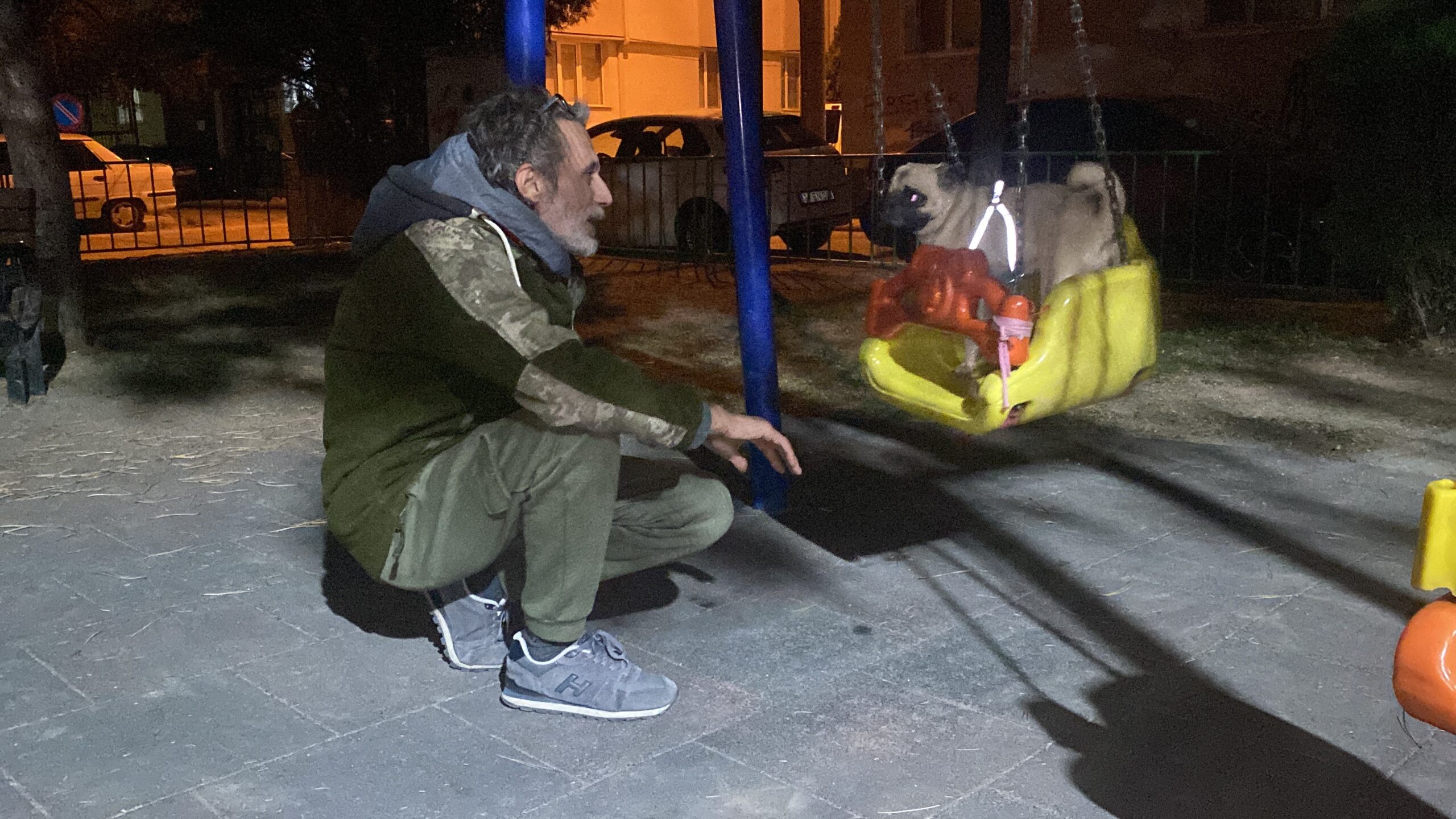 Eskişehir'de sahibinin çocuk parkına götürdüğü köpeğini bir bebek gibi salıncağa
